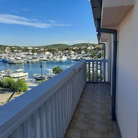 House Blue Island Jezera