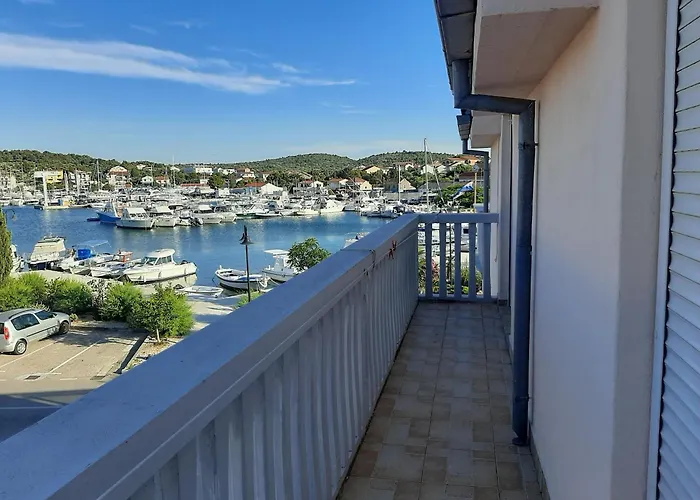 House Blue Island Jezera